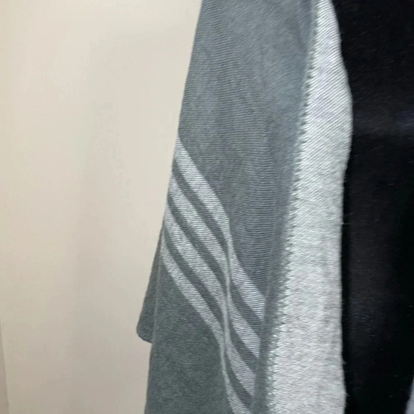 BB Dakota gray reversible patterned shrug - Picture 3 of 8